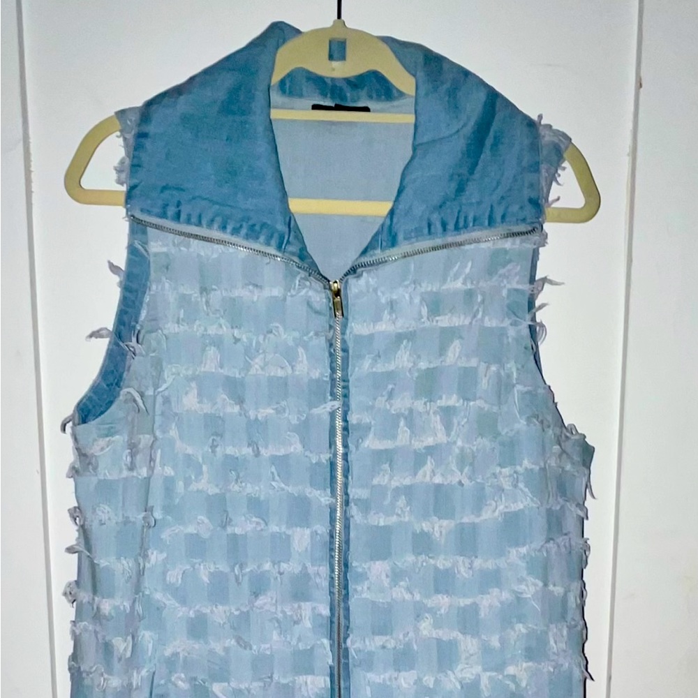 Unique! Sleeveless denim swing coat.